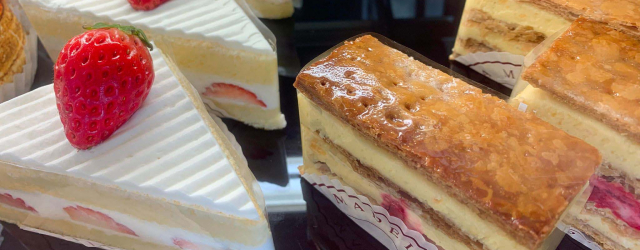 ショートケーキが並んでいる