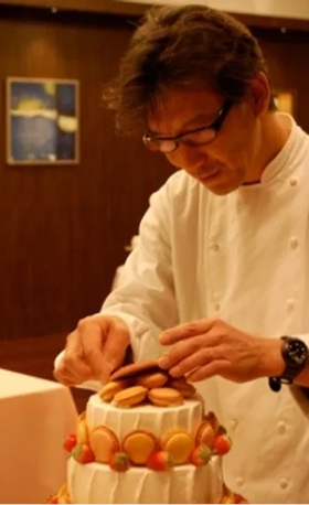 ケーキを作るパティシエ