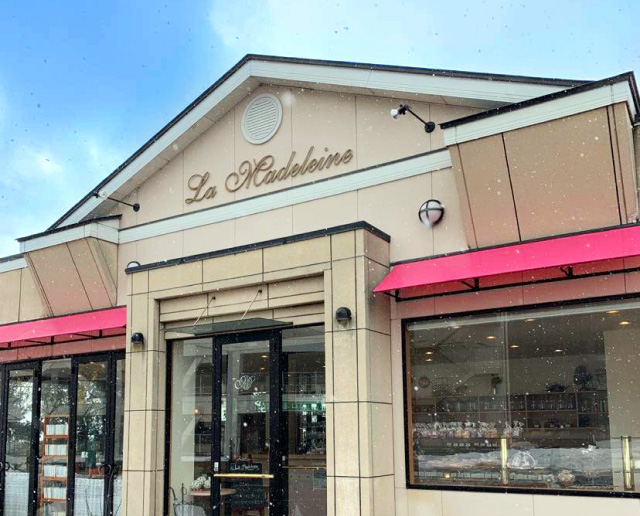 マドレーヌのお店。正面から見て三角の屋根に高級なエントランス